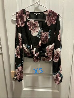 Charlotte Russe Black Floral Tie-Front Long Sleeve Crop Top
